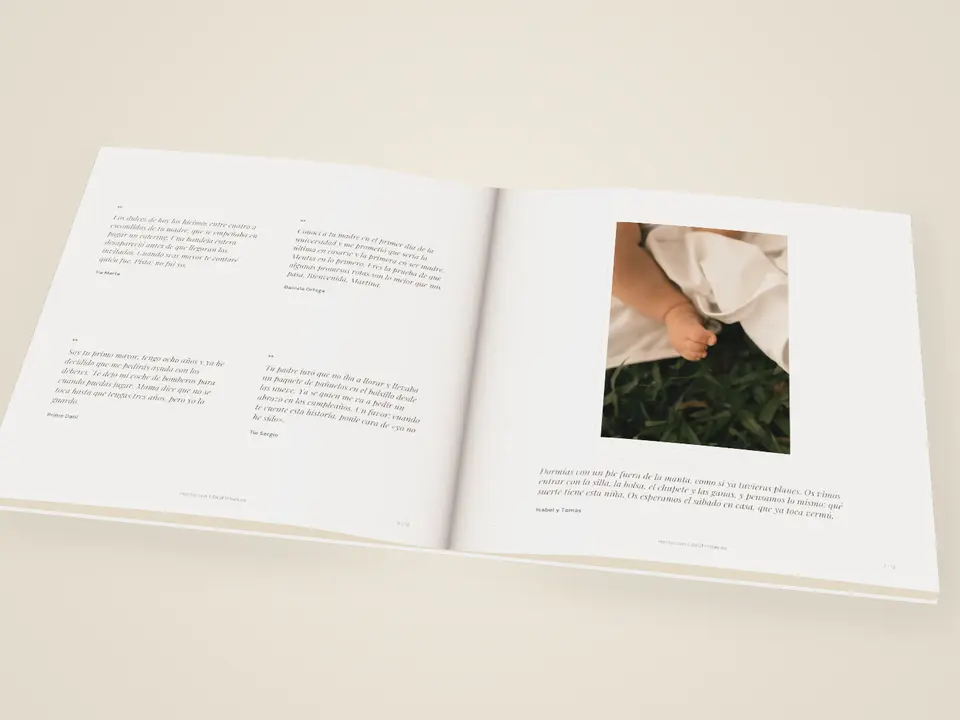 Representación del mismo libro abierto por las páginas 6 y 7, con cuatro dedicatorias de texto y una fotografía de un pie de bebé