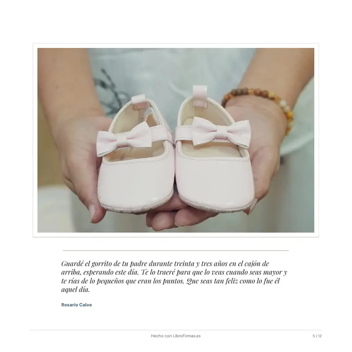 Página del libro con la fotografía de unas manos que sujetan zapatitos de bebé y la dedicatoria de la abuela paterna