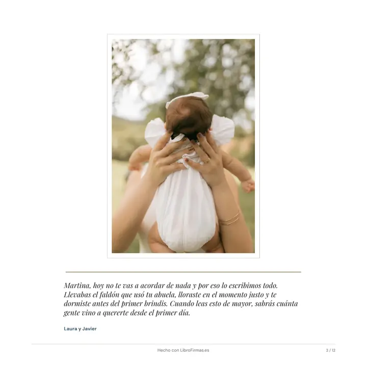 Página del libro con la fotografía de un bebé visto de espaldas en brazos de un adulto y la dedicatoria de los padres