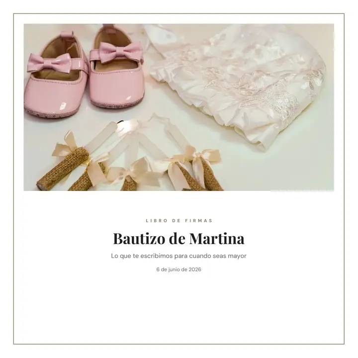 Portada del libro de firmas del bautizo de ejemplo, con unos zapatitos de bebé, una prenda blanca y velas con cinta