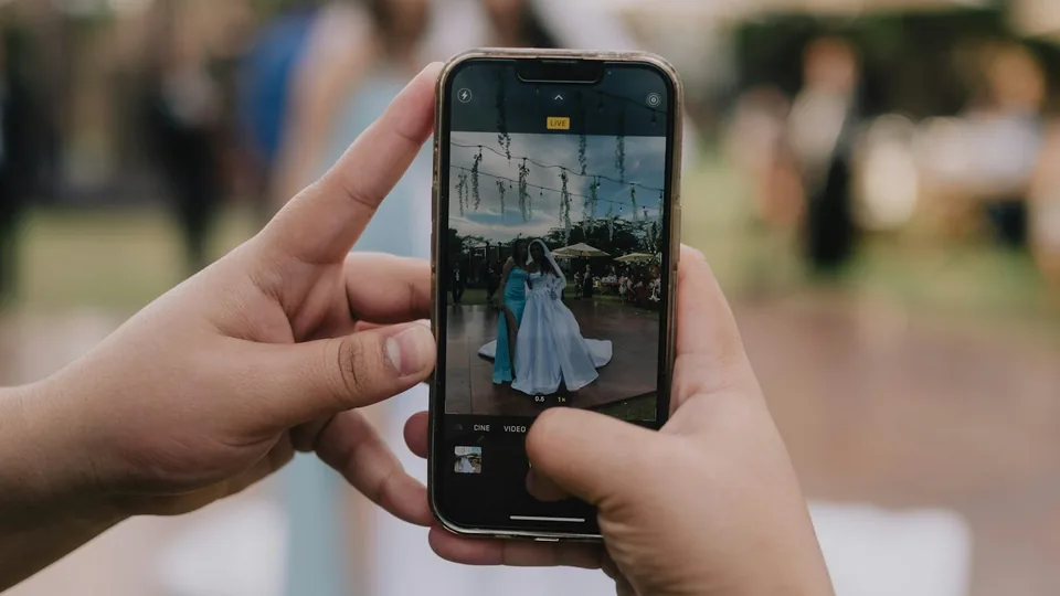 Una invitada graba con el móvil a la novia durante la boda