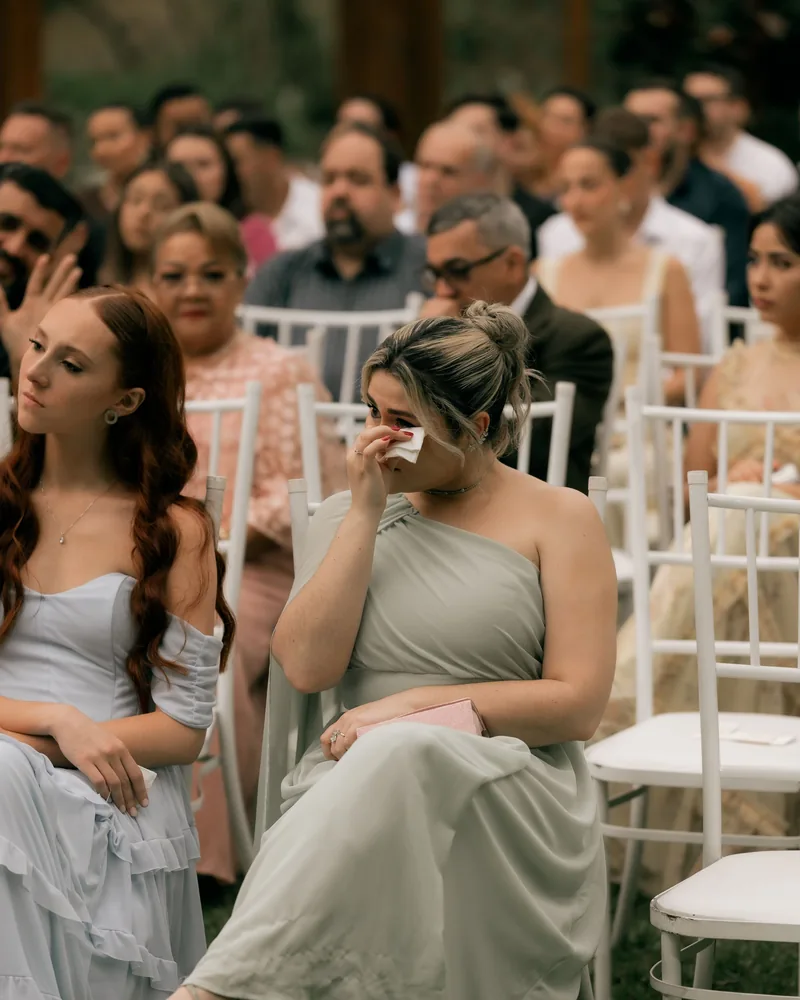 Una invitada se seca las lágrimas durante la ceremonia de boda