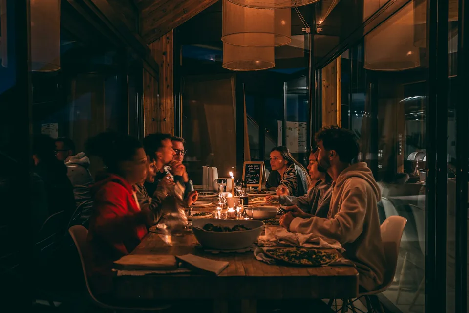 Un grupo de amigos celebra un cumpleaños con una cena a la luz de las velas