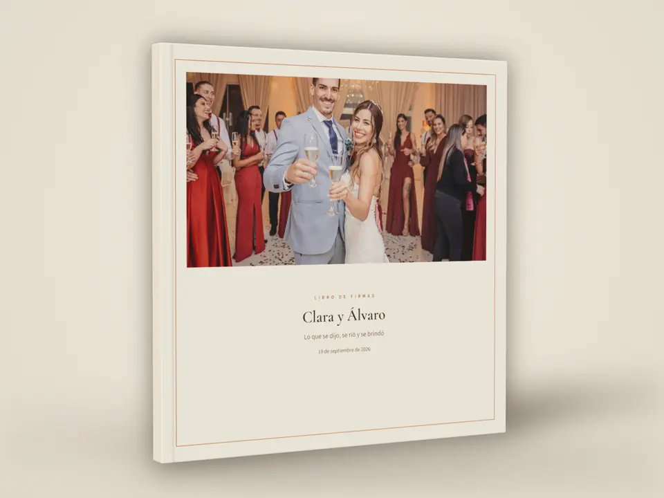 Representación de un libro fino cerrado con la portada «Clara y Álvaro»