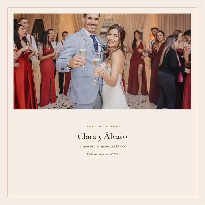 Portada del libro de firmas de la boda de ejemplo «Clara y Álvaro», con una foto de los novios brindando con sus invitados