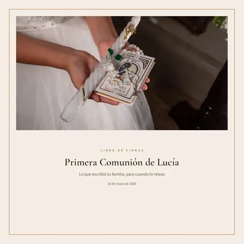 Portada del libro de ejemplo «Primera Comunión de Lucía», con unas manos que sujetan una vela y un librito de recuerdo
