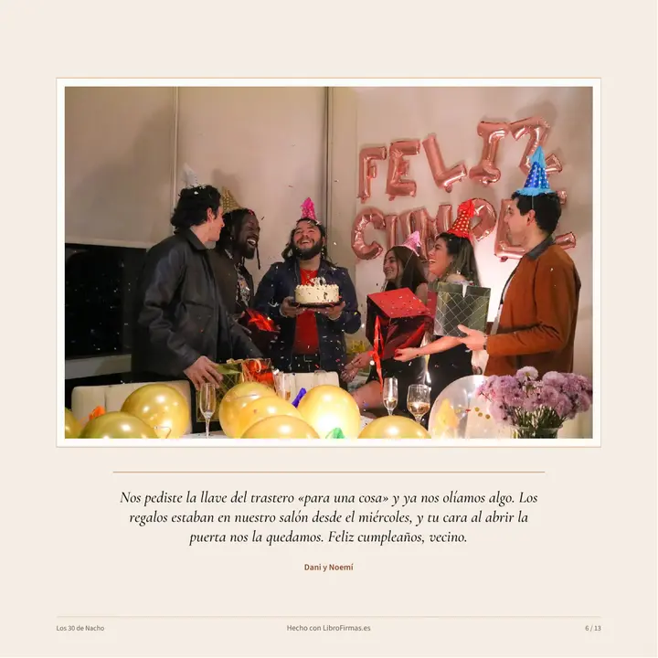 Página del libro con la foto de los regalos y la tarta entre globos dorados y la dedicatoria de unos vecinos