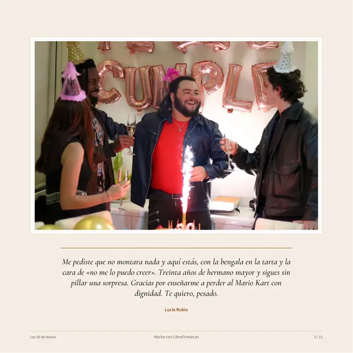 Página del libro con la foto de una bengala sobre la tarta y la dedicatoria de la hermana del homenajeado