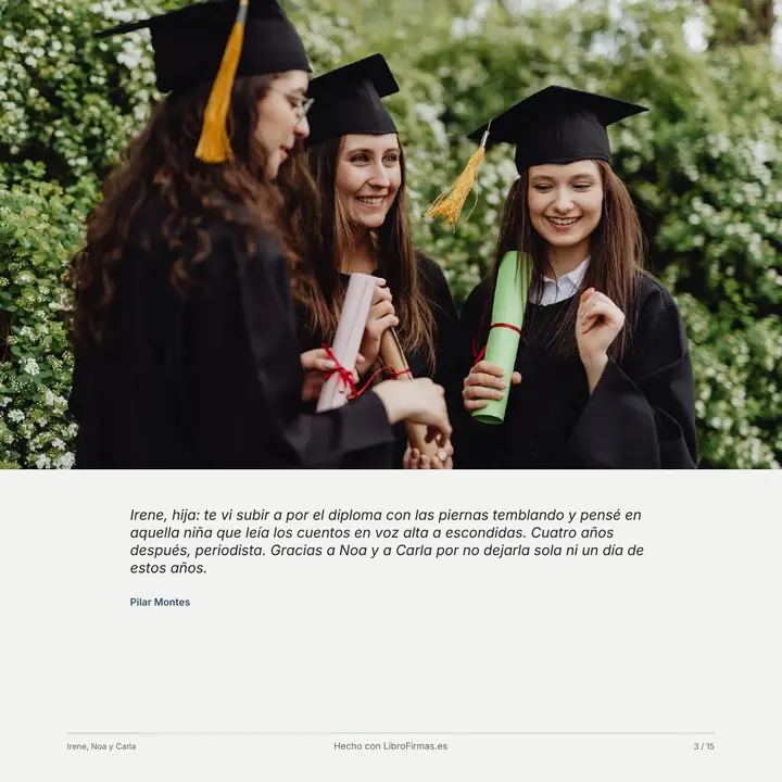 Página del libro con una foto a todo lo ancho de tres graduadas con sus diplomas y la dedicatoria de la madre de una de ellas
