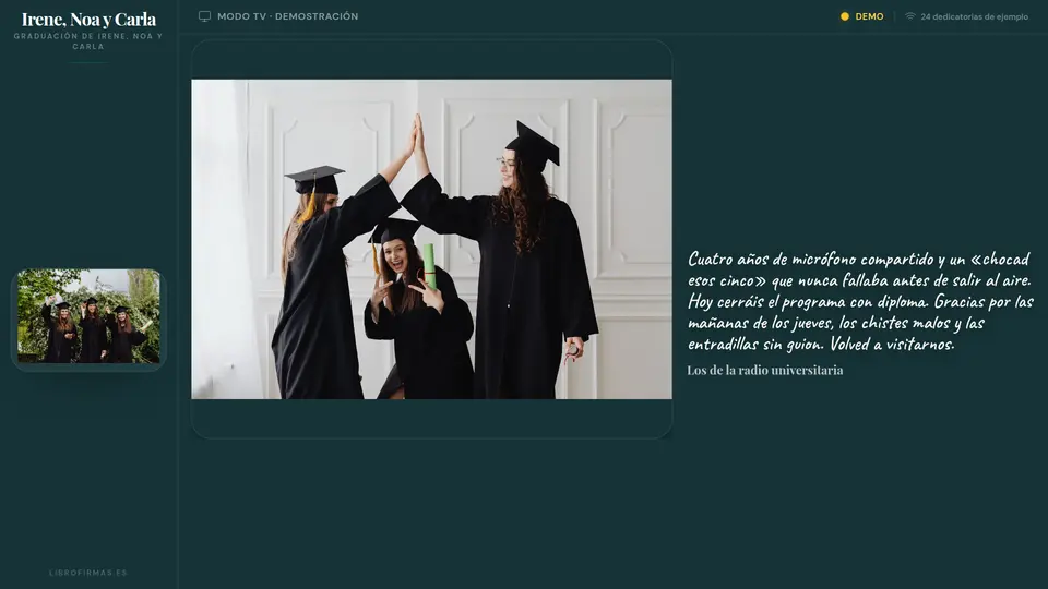 Muro en directo de LibroFirmas proyectando la dedicatoria de los compañeros de la radio universitaria con la foto de tres graduadas chocando las manos