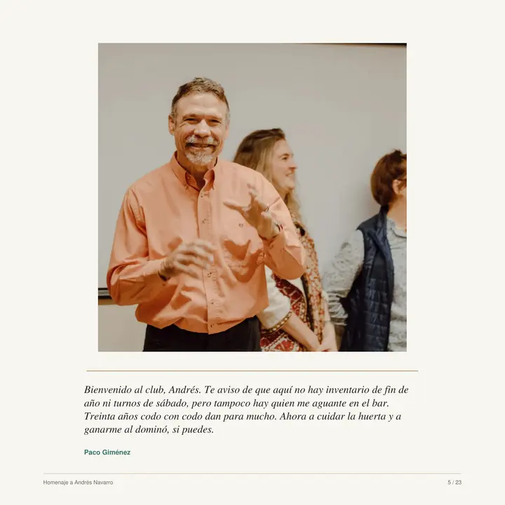 Página del libro de ejemplo de jubilación, con la foto de un compañero y su dedicatoria