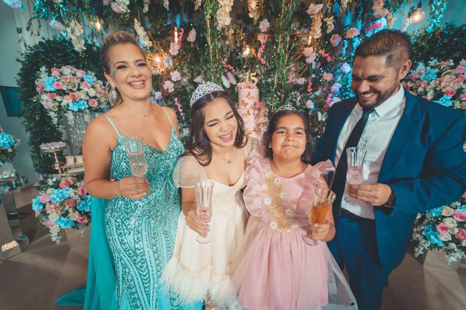 La quinceañera brinda con su familia en la fiesta